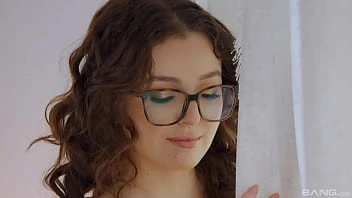 Leana Lovings Geme Enquanto É Esticada por um Pênis Grande